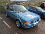 Ford Escort MK4 Cabriolet im Farbton atlantic blue aus dem Jahr 1989.