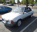 Ford Escort MK4 XR3i Cabriolet im Farbton strato silbermetallic. Die nun mehr vierte Generation des Ford Escort wurde von 1986 bis 1990 produziert. Montiert wurde die Cabriolet-Modelle dieser Baureihe bei Karmann im Werk Rhein. Die Modellreihe war mi ...