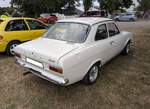 Heckansicht eines Ford Escort MK1 1300 Sport aus dem Jahr 1971 im Farbton diamond white.