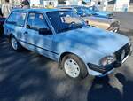 Ford Escort MK3 Turnier aus dem Jahr 1984. Im September 1980 wurde der v�llig neue  Escort  vorgestellt. Er unterschied sich vom Vorg�nger haupts�chlich durch den Vorderradantrieb, sowie einer Palette neuer Motoren, die nun quer eingebaut waren. Anf�nglich gab es das Modell nur als zwei- und viert�rige Limousine mit  Stummelheck  und das gezeigte, dreit�rige, Kombimodell namens  Turnier . Ein solches Kombi-Fahrzeug mit der Basismotorisierung kostete ab September 1983 mindestens DM 14.300,00. Dann war aber auch nur ein Vierzylinderreihenmotor mit einem Hubraum von 1117 cm� und einer Leistung von 50 PS oder 59 PS verbaut. Alt-Ford-Treffen an Mo´s Bikertreff Krefeld am 06.09.2026.