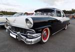 Ford Fairlane Club Sedan aus dem Jahr 1956. Im Modelljahr 1956 war die Modellreihe Fairlane das Topmodell im PKW-Programm von Ford. Darunter rangierte Customline-Reihe und als Basismodell diente der Mainline. Vom Fairlane in der gezeigten Karosserieversion verkaufte Ford in diesem Modelljahr 142.629 Autos zu einem Preis ab US$ 2047,00 bzw. US$ 2147,00 an den Bundesstaaten an der Westküste. Basismotorisierung war ein Sechszylinderreihenmotor mit einem Hubraum von 3653 cm³ und einer Leistung von 137 PS. Gegen Aufpreis konnte auch ein V8-Motor mit einem Hubraum von 4475 cm³ und 173 PS bestellt werden. Autokino Essen am 20.03.2025.