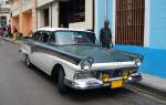 Ford Fairlane aus den 50er Jahren in der Nhe von Santiago de Cuba.