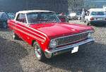 Ford Falcon Futura Convertible aus dem Modelljahr 1964 im Farbton rangoon red.