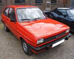 Ford Fiesta MK I, produziert von 1976 bis 1983. Mit dem Kleinwagen  Fiesta  gelang Ford der ganz große Wurf. Der größte Teil der in Deutschland verkauften Fiesta wurde in Spanien produziert, während die im Werk Saarlouis gebauten Fiesta fast ausschließlich für den Export in die USA bestimmt waren. Hier wurde ein Modell ab dem Produktionsjahr 1982 abgelichtet. Dieses ist an den mattschwarzen Stoßstangen zu erkennen. Der Kleinwagen war wahlweise mit zwei Vierzylinderreihenmotoren lieferbar: 957 cm³ Hubraum mit 40 PS oder 45 PS und einem 1117 cm³ großen Motor mit 53 PS. Der gezeigte  Fiesta  dürfte im Farbton sonnenrot lackiert sein. 16. Oldtimer-Festival an der  Alten Dreherei  in Mülheim an der Ruhr am 15.06.2024.