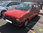 Ford Fiesta MK1 aus dem Jahr 1983 im Farbton venetian red. Mit dem Fiesta begab sich Ford zum ersten Mal auf den umkämpften Markt der Kleinwagen. Die Produktion des  Fiesta  startete gleichzeitig ins Spanien, Deutschland und England. Das Modell war ein Verkaufserfolg und beherrschte auf Anhieb die Verkaufsstatistiken für Kleinwagen auf dem europäischen Markt. Der gezeigte Wagen ist, bis zum Erscheinen des sportlichen Fiesta XR2, mit dem stärksten damals lieferbaren Motor ausgestattet. Dieser Vierzylinderreihenmotor hat einen Hubraum von 1297 cm³ und leistet 66 PS. Die Höchstgeschwindigkeit wurde vom Werk mit 158 km/h angegeben. Classic car meeting in Brynmawr/South Wales am 28.07.2024.