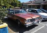 Ford Galaxie 500 Hardtop Sedan aus dem Jahr 1973. Er geh�rt somit zur vierten Generation der Galaxie-Baureihe. Hier konnte ich einen, von 25.802 gebauten, Galaxie 500 Hardtop Sedan ablichten. Der Galaxie 500 mit B-S�ule verkaufte sich aufgrund des g�nstigeren Kaufpreises in diesem Modelljahr wesentlich �fter. Des weiteren war der Galaxie 500 noch als zweit�riges Coupe und f�nft�riges Kombimodell mit der Zusatzbezeichnung  Country Squire  lieferbar. Ein solches Auto war 1973 zu einem Kaufpreis ab US$ 4014,00 zu bekommen. Bei der Motorisierung hatte der Kunde/in die Qual der Wahl: Basismotorisierung war der selten bestellte Sechszylinderreihenmotor mit einem Hubraum von 240 cui (3933 cm�) mit 140 PS. Alternativ konnten vier verschiedene V8-Motoren bestellt werden: 351 cui (5752 cm�) mit 143 PS, 400 cui (6555 cm�) mit 175 PS, 429 cui (7030 cm�) mit 200 PS oder gar 460 cui (7538 cm�) mit 220 PS. Dieser Galaxie 500 d�rfte im damals sehr beliebten Farbton medium copper lackiert sein. Oldtimertreffen am  Cafe del Sol  in Gelsenkirchen am 09.08.2026.