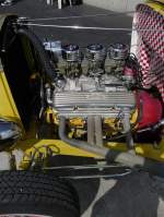 Blick auf den Motor mit Dreifach-Vergaser und Edelbrock-Zylinderdeckel.