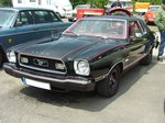 Ford Mustang II Stufenheckcoupe. 1973 - 1978. Hier wurde ein 1976´er Mustang II im Farbton M1724 = black abgelichtet. Im abgelichteten Modell ist der 2799 cm³ große V6-motor mit 97 PS abgelichtet. Oldtimertreffen an der  Alten Dreherei  in Mülheim an der Ruhr am 18.06.2016.