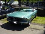 Ford Mustang 1 Convertible des Modelljahres 1965 im Farbton dynasty green.