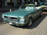 Ford Mustang 1 Convertible aus dem Modelljahr 1965 im Farbton dynasty green.