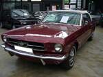 Ford Mustang 1 Convertible aus dem Modelljahr 1965 im Farbton cherry red metallic. Der V8-Motor dieses  Ponys  hat einen Hubraum von 289 cui (4736 cm³) und leistet 203 PS. Die Höchstgeschwindigkeit lag, je nach gewähltem Getriebe, zwischen 175 km/h und 185 km/h. Zu erwähnen ist, dass es sich hier um ein Ersthand-Fahrzeug handelt. Dieser Mustang wurde in Montrose/Califonia am 16. März 1965 an seinen ersten und einzigen amerikanischen Besitzer ausgeliefert. Erst im Jahr 2017 wurde das Fahrzeug nach Europa exportiert. Classic Remise Düsseldorf am 26.05.2022.