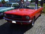 Ford Mustang 1 Convertible aus dem Modelljahr 1965 im Farbton candy apple red. Der V8-Motor dieses  Ponys  hat einen Hubraum von 289 cui (4736 cm³) und leistet 203 PS. Die Höchstgeschwindigkeit lag, je nach gewähltem Getriebe, zwischen 175 km/h und 185 km/h. Oldtimertreffen am Flughafen Essen/Mülheim am 07.08.2022.