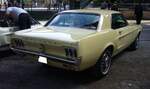 Heckansicht eines Ford Mustang 1 Hardtop Coupe im Farbton springtime yellow aus dem Jahr 1967. Altmetall trifft Altmetall am 01.10.2023 im LaPaDu Duisburg.