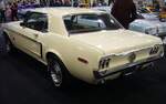 Profilansicht eines Ford Mustang 1 GT302 Hardtop Coupe im Farbton whipped cream aus dem Jahr 1968. Essen Motorshow am 06.12.2023.