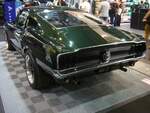 Heckansicht eines Ford Mustang 1 Fastback Coupe des Modelljahres 1967 im Farbton lovelime green.