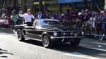 Ford Mustang Cabrio, der Streckensprecher wird auch sein Publikum vorgestellt, in der Innenstadt von Le Mans bei der Fahrerparade, Le Mans 13.06.2025