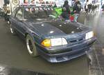 Ford Mustang 3 Coupe namens  Eddie  aus dem Jahr 1988. Im Rahmen des  Down-Sizing  gab es die Mustang-Modelle der dritten Generation auch mit Vierzylinderreihenmotoren. Dieser Mustang 3 im Farbton medium shadow blue hat einen Vierzylinderreihenmotor mit einem Hubraum von 2301 cm³ und einer Leistung von 90 PS. Essen Motor Show am 28.11.2025.