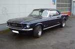 Ford Mustang 1 Convertible aus dem Jahr 1968. Im Jahr 1968 verkaufte die Ford Motor Company genau 317.404 Fahrzeuge vom Typ Ford Mustang. Davon entfielen 25.376 auf die Karosserieversion Convertible (Cabriolet). Ein solches Cabriolet im Farbton presidential blue war ab US$ 2814,00 zu haben. In diesem Modelljahr verbaute Ford als Standardmotorisierung zum ersten mal den neuen 302 cui (4949 cm³) V8-Motor mit einer Leistung von 230 PS. Mülheim an der Ruhr-Saarn am 31.01.2026.