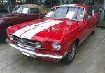 Ford Mustang 1 Fastback Coupe im Farbton Poppy red aus dem Jahr 1965.