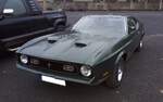 Ford Mustang Mach 1 Schrägheck Coupe aus dem Jahr 1972. Ab dem Modelljahr 1971 wurden die Karosserien des Kassenschlagers  Mustang  größer und wulstiger, was sich negativ auf die Verkaufszahlen auswirkte. Folgende Karosserieversionen waren im Programm: Das Stufenheck-Coupe in zwei Ausführungen, ein Schrägheck-Coupe in einer Basisversion sowie in den sportlichen Varianten  Boss  und Mach I (Foto), sowie ein Cabriolet. Insgesamt war das Modell mit acht verschiedenen V8-Motoren lieferbar. Es fing mit der Basismotorisierung mit einem Hubraum von 260 cui (4267 cm³) an und endete mit einem Hubraum von 429 cui (7027 cm³). Der gezeigte  Mach !  dürfte im Farbton medium lime lackiert sein. Oldtimer- und Youngtimertreffen am 08.02.2026 an Mo´s-Bikertreff in Krefeld.