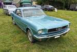 1965´er Ford Mustang in der Karosserievariante Hardtop Coupe, im Farbton medium turquoise.