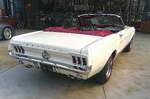 Heckansicht eines Ford Mustang 1 Convertible im Farbton wimbledon white aus dem Jahr 1968.