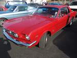 1965´er Ford Mustang in der Karosserievariante Hardtop Coupe, im Farbton poppy red. Der V8-Motor dieses  Ponys  hat einen Hubraum von 289 cui (4736 cm³) und leistet 203 PS. Die Höchstgeschwindigkeit lag, je nach gewähltem Getriebe, zwischen 175 km/h und 185 km/h. Oldtimertreffen an Mo´s Bikertreff in Krefeld am 08.03.2026.