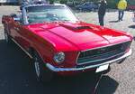 Ford Mustang 1 Convertible aus dem Jahr 1968. Im Jahr 1968 verkaufte die Ford Motor Company genau 317.404 Fahrzeuge vom Typ Ford Mustang. Davon entfielen 25.376 auf die Karosserieversion Convertible (Cabriolet). Ein solches Cabriolet im Farbton candy ...