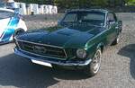 Ford Mustang 1 Hardtop Coupe des Modelljahres 1969 im Farbton black jade. Im Modelljahr 1969 konnte der K�ufer zwischen einem Sechszylinderreihenmotor mit einem Hubraum von 3.3l und 115 PS, sowie V8-Motoren mit Hubr�umen von 4.7l und 195 PS oder 230 PS, 6.4l mit 335 PS und 7.0l mit 390 PS w�hlen. Das gezeigte  Pony  hat den 289 cui (4.7 Liter) Achtender mit einer Leistung von 230 PS verbaut.  Ford-Treffen am 26.04.2026 an Mo´s Bikertreff in Krefeld.