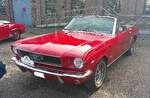 Ford Mustang 1 Convertible aus dem Modelljahr 1966 im Farbton rangoon red. Allein im Jahr 1966 verkaufte Ford 607.568 Mustang Fahrzeuge. Der Kunde konnte in diesem Modelljahr zwischen 23 verschiedenen Lackierungen w�hlen. Dieser Mustang Convertible h ...