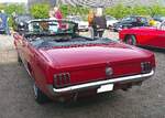 Heckansicht eines Ford Mustang 1 Convertible aus dem Modelljahr 1966 im Farbton rangoon red. Sammelplatz zur Landpartie des AMC M�lheim/Ruhr am 03.05.2026.