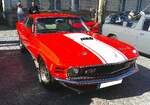 Ford Mustang 1 Mach 1 Fastback Coupe aus dem Modelljahr 1970. Von diesem, sportlichen, Modell verkaufte Ford/USA in diesem Modelljahr 40970 Fahrzeuge. Der Basispreis betrug in den US-Bundesstaaten an der Ostk�ste und im mittleren Westen US$ 3271,00, w�hrend er an der Westk�ste und den s�dlichen US-Bundesstaaten mindestens US$ 3628,00 betrug. Als Motorisierung fungierte der so genannte 428 CID Cobra Jet Ram V8-Motor. Dieser hat, wie aus der Bezeichnung schon zu entnehmen ist, einen Hubraum von 428 cui (7013 cm�) und leistet 335 PS. Dieses  Pony  d�rfte im Farbton calypso coral lackiert sein. Oldtimer Fr�hling des AMC Kettwig am 01.05.2026 in Essen Kettwig.