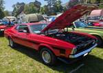 Ford Mustang Mach 1 Fastback Coupe aus dem Jahr 1971 im Farbton bright red. Mit diesem Modell schwamm die Ford Motor Corp. aus der damals herrschenden  Muscle-Car-Welle  mit. Charakteristisch f�r dieses Modell war das so genannte  Sports-Roof-Dach . Auch die Aufkleber mit dem  Mach 1-Logo  waren sehr pr�gnant. Auch der Fahrgastraum war auf sportlich getrimmt: Schalensitze mit hoher R�ckenlehne und etliche Zusatzarmaturen vervollst�ndigten das sportliche Feeling. Als Toppmotorisierung konnte der 429 cui (7030 cm�) V8-Motor aus der Shelby-Cobra geordert werden. Dann lagen rund 375 PS an. Abergavenny Steam and Vintage Show am 27.05.2023.