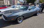 Ford Mustang Fastback Coupe aus dem Jahr 1973 im Farbton light pewter. Der  Mustang  des Modelljahrs 1973 ist gleichzeitig das letzte Jahr der ersten Mustang-Generation. �u�erlich erhielt der Wagen f�r 1973 ein kleines Facelift mit einem neu eingerahmten K�hlergrill sowie senkrecht integrierten Blinkern und Positionsleuchten. Neben dem gezeigten Fastback Coupe, auch  Sports Roof  genannt, war das  Pony  auch als Hardtop-Coupe und Convertible lieferbar. Als Motorisierung konnte zwischen einem Sechszylinderreihenmotor mit einem Hubraum von 250 cui (4097 cm�) mit 98 PS und zwei V8-Motoren gew�hlt werden: 302 cui (4949 cm�) mit 140 PS oder 351 cui (5752 cm�). Je nach Ausstattungsvariante betrug das Leistungsspektrum beim 351´er von 143 PS bis 177 PS. Brynmawr Classic Car Show/South Wales am 26.07.2026.