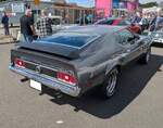 Heckansicht eines Ford Mustang Fastback Coupe aus dem Jahr 1973 im Farbton light pewter. Brynmawr Classic Car Show/South Wales am 26.07.2026.
