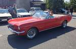 Profilansicht eines Ford Mustang 1 Convertible aus dem Modelljahr 1966 im Farbton candy aplle red. Allein im Modelljahr 1966 verkaufte Ford 607.568 Mustang Fahrzeuge. Der Kunde konnte in diesem Modelljahr zwischen 23 verschiedenen Lackierungen w�hlen. Dieser Mustang Convertible ist mit dem damals am h�ufigsten bestellten V8-Motor mit einem Hubraum von 289 cui (4735 cm�) und einer Leistung von 210 PS ausger�stet. Oldtimertreffen am Landmuseum Lorch-Ransel am 02.08.2026.