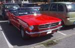 Ford Mustang 1 Convertible aus dem ersten Modelljahr 1964. Vorgestellt wurde das so genannte  Pony-car  (langer Hals und kurzer Hintern) auf der New Yorker Weltausstellung im April 1964. Das Modell war als Convertible (Foto), Hardtop Coupe und Fastback Coupe lieferbar. Ein solches Cabriolet war im ersten Modelljahr ab US$ 2614,00 zu haben. Motorisiert ist dieser Mustang im Farbton candy apple red mit einem V8-Motor, der aus einem Hubraum von 289 cui (4736 cm�) 211 PS leistet. Oldtimertreffen am  Cafe del Sol  in Gelsenkirchen am 09.08.2026.