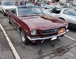 Ford Mustang 1 Convertible aus dem ersten Modelljahr 1964. Vorgestellt wurde das so genannte  Pony-car  (langer Hals und kurzer Hintern) auf der New Yorker Weltausstellung im April 1964. Das Modell war als Convertible (Foto), Hardtop Coupe und Fastback Coupe lieferbar. Ein solches Cabriolet war im ersten Modelljahr ab US$ 2614,00 zu haben. Motorisiert ist dieser Mustang im Farbton burgundy mit einem V8-Motor, der aus einem Hubraum von 289 cui (4736 cm�) 211 PS leistet. 13. Saarner Oldtimer-Cup am 30.08.2026 in M�lheim an der Ruhr/Saarn.