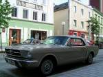 FORD-Mustang(1.Generation;1964÷1966) parkt im Bereich des Stammhauses der berühmten Bildhauerfamile Schwanthaler in Ried i.I.;100612