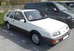 Ford Sierra XR4i der Modelljahre von 1983 bis 1985 im Farbton diamantweiß. Auf der Basis des ein Jahr vorher präsentierten Ford Sierra brachten die britischen und deutschen Ford-Werke im März 1983 das sportlich ausgelegte Modell Sierra ...