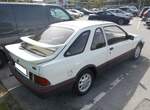 Heckansicht eines Ford Sierra XR4i der Modelljahre von 1983 bis 1985 im Farbton diamantweiß. Besucherparkplatz der Retro Classics in Essen am April 2026.