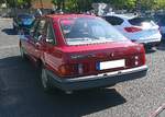 Heckansicht eines Ford Sierra in der Karosserieversion Kombilimousine viertürig.