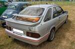 Heckansicht eines Ford Sierra XR4i der Modelljahre 1983 bis 1985 im Farbton stratos silver.