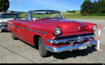 Ein Roter Ford Crestline Overdrive zu Besuch am Oldtimer Treff auf den Areal des Flugplatz in Bleienbach am 14.06.2026