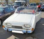 Frontansicht eines Ford Taunus P3 in der nur ca. 150 mal gebauten Cabriolet-Version, gebaut in den Jahren von 1960 bis 1964. Die Werbung für diesen Wagen sprach von der  Linie der Vernunft , der Volksmund nannte ihn  Badewanne . Die Umbauten zum Cabriolet erledigte das Karosseriewerk Karl Deutsch in Köln. Das gezeigte Cabriolet stammt aus dem letzten Modelljahr 1964 und ist mit dem stärksten, damals lieferbaren, Motor ausgerüstet. Der so genannte 17M TS hat einen Vierzylinderreihenmotor mit einem Hubraum von 1758 cm³ und leistet seit September 1963 nun 75 PS. Während eine zweitürige 17M TS Limousine ab DM 7945,00 zu bekommen war, musste man für ein solches Cabriolet mindestens DM 11.500,00 auf die Theke des Ford-Händlers legen. Techno Classica Essen am 12.04.2025.
