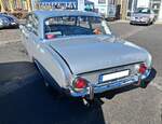 Heckansicht eines Ford Taunus P3 aus dem Jahr 1963 im Farbton platinsilber und der Karosserieversion zweit�rige Limousine.