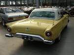 Heckansicht eines Ford Thunderbird des Modelljahres 1957. Classic Remise Düsseldorf am 28.09.2021.