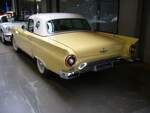Heckansicht eines Ford Thunderbird des Modelljahres 1957 im Farbton yellow. Classic Remise Düsseldorf am 16.12.2021.