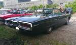 Profilansicht eines Ford Thunderbird Convertible des Modelljahres 1965, lackiert im Farbton caspian blue.