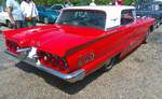 Heckansicht eines Ford Thunderbird Hardtop Coupe im Farbton monte carlo red aus dem Jahr 1960.